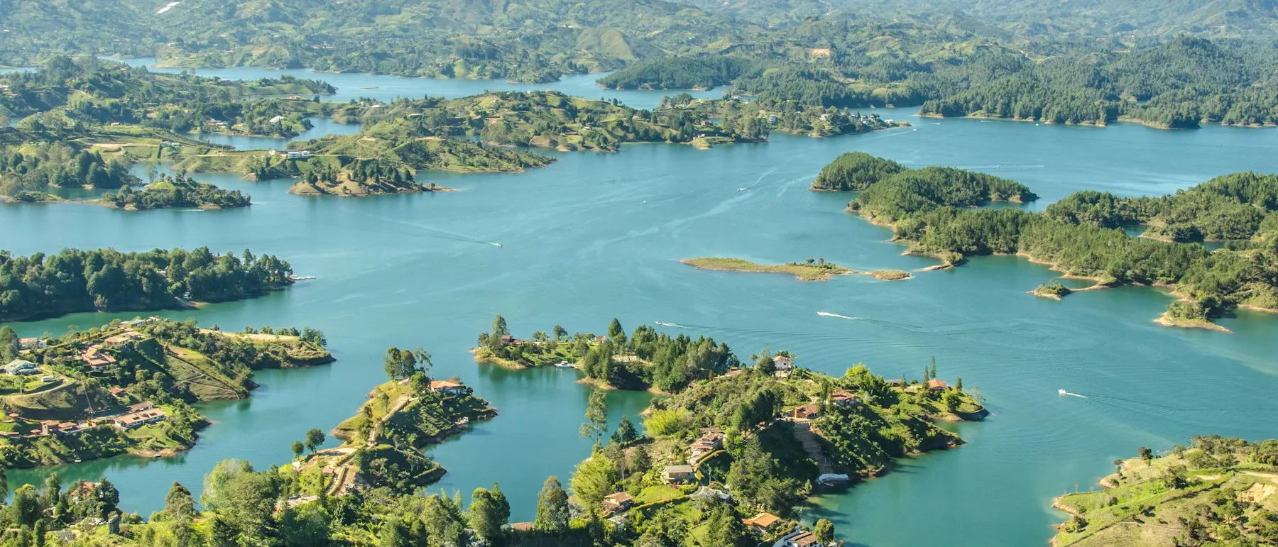 Islas verdes en el embalse de Guatapé vistas desde lo alto