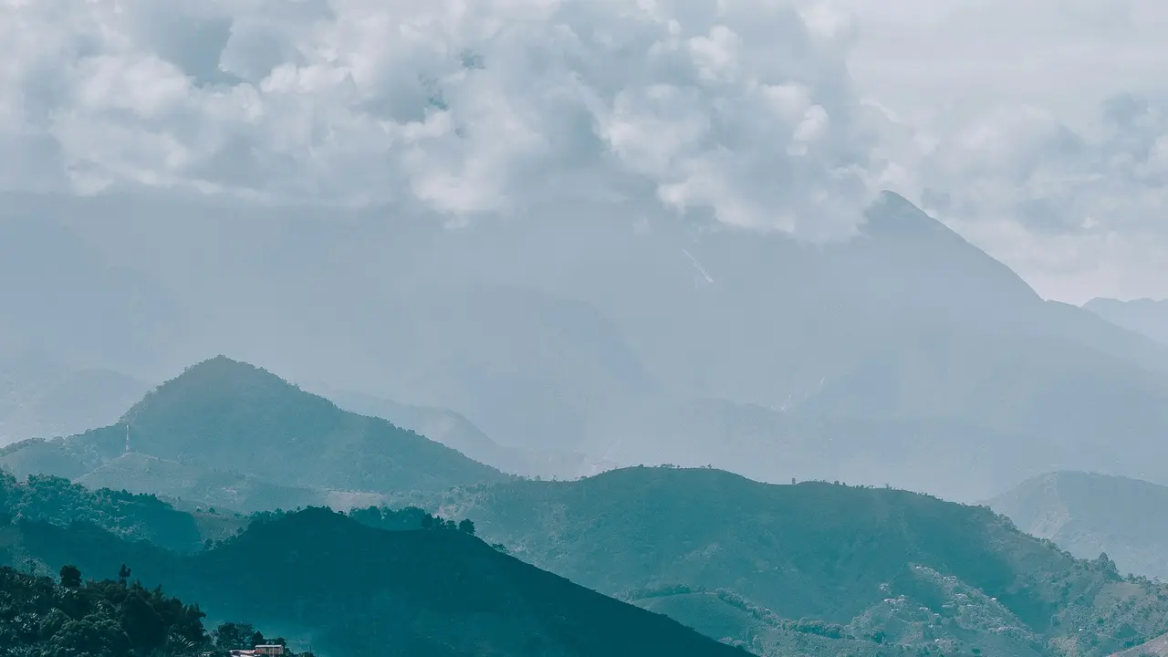 Montañas verdes entre nubes en Jardín, Antioquia
