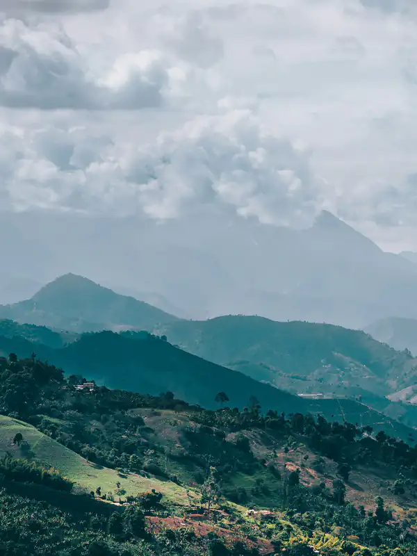 Montañas verdes entre nubes en Jardín, Antioquia
