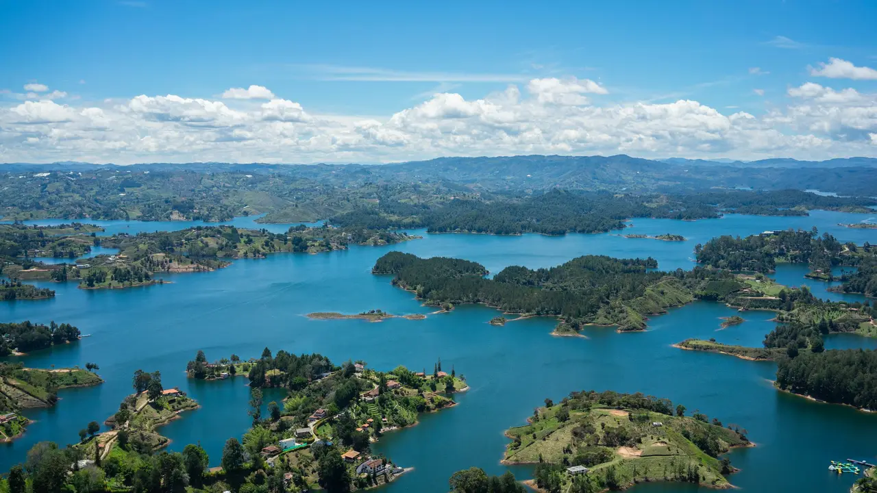 Vista del embalse de Guatapé y sus islas desde la Piedra del Peñol