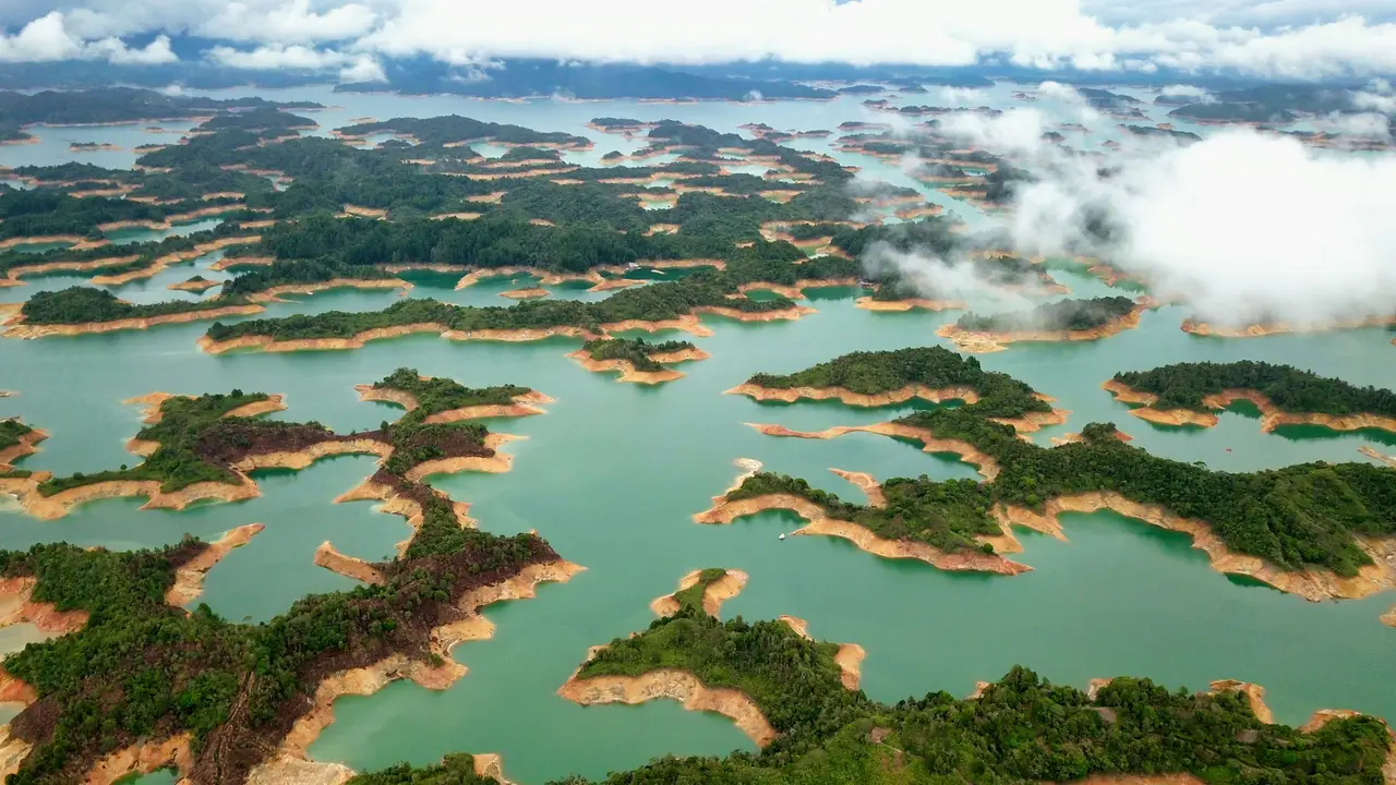 Islas verdes del embalse de Guatapé entre nubes, vistas desde lo alto