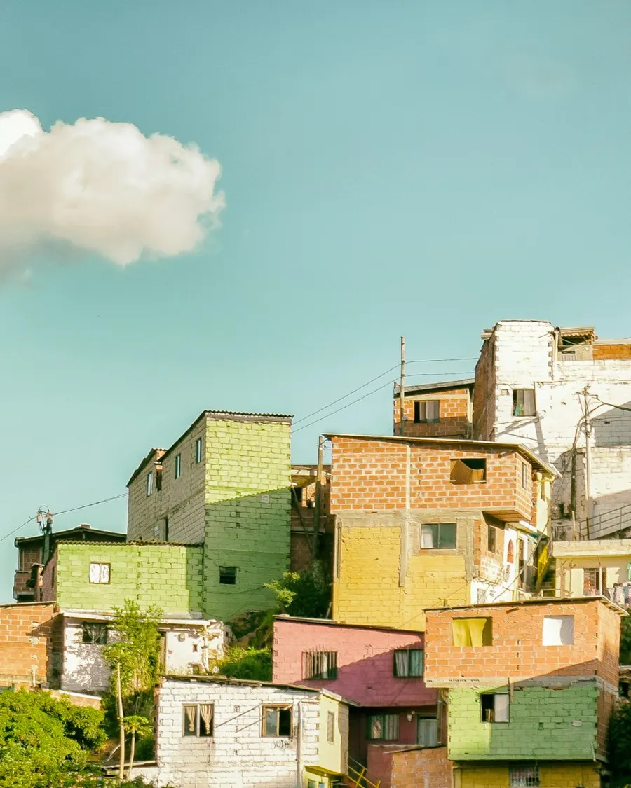 Casas de colores escalonadas en una ladera de la Comuna 13, Medellín